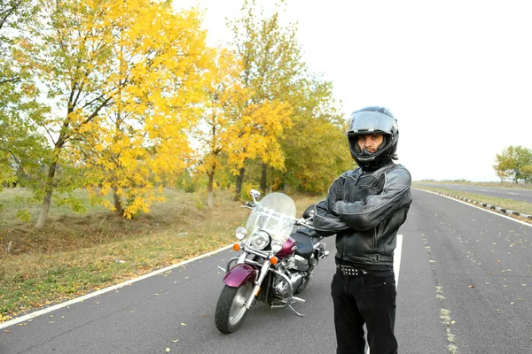 Biker Mann und sein Fahrrad, im Freien — Stockfoto