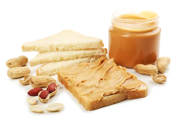 Вершкове арахісове масло і скибочки хліба, ізольовані на білому — стокове фото