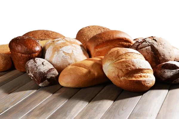 흰색 바탕에 테이블에 신선한 빵 — 스톡 사진
