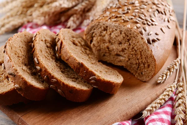 Färskt bröd på bordet närbild — Stockfoto
