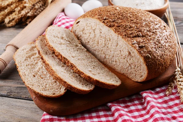 Frisches Brot auf dem Tisch aus nächster Nähe — Stockfoto