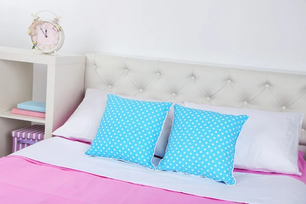 Bed in roze beddengoed op kamer — Stockfoto