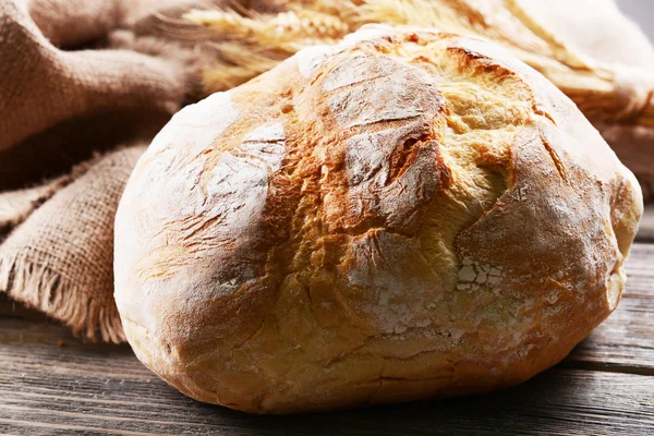 Свежий хлеб на столе крупным планом — стоковое фото
