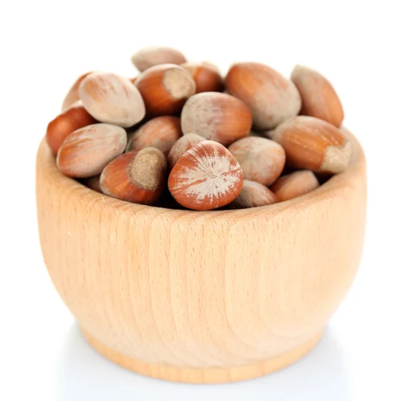 Lískové ořechy v dřevěné misce izolovaných na bílém — Stock fotografie