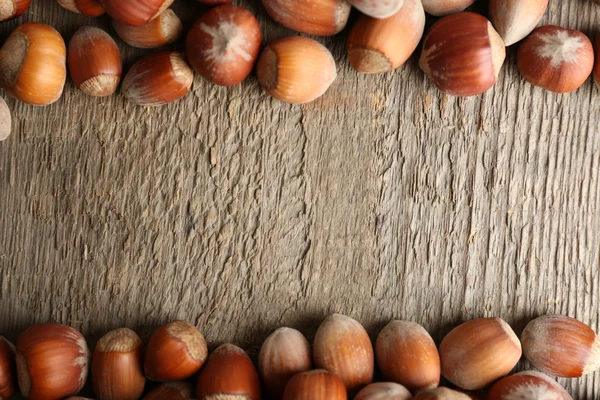 Nocciole su fondo di legno — Foto Stock