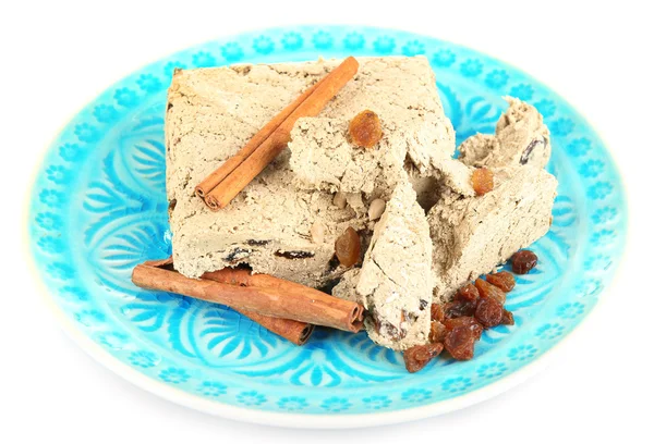 Zonnebloem halva met rozijnen op plaat geïsoleerd op witte achtergrond — Stockfoto