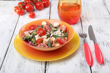 taze kahvaltı sebze salatası masaya servis oluşan