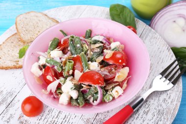 taze kahvaltı sebze salatası masaya servis oluşan