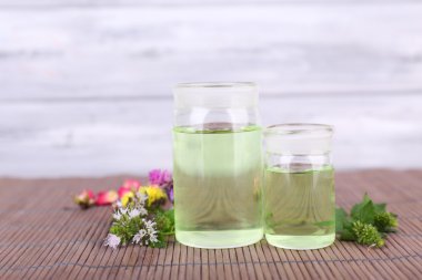 ahşap zemin üzerinde farklı ilaç bitkileri ile uçucu yağ