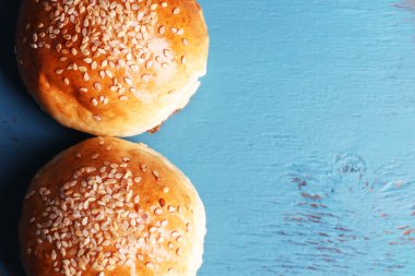 Susam ile lezzetli çörekler