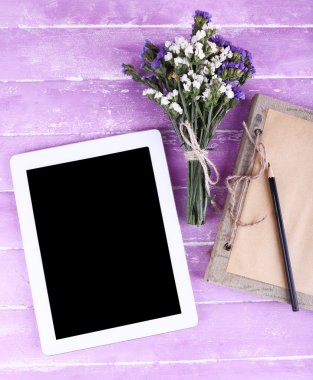 Tablet ve alan çiçek demet