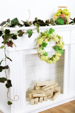 rahat oturma odasında güzel süslemeleri ile şömine