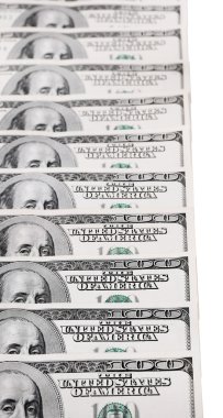 Yüz dolar faturaları üzerinde beyaz izole sürü