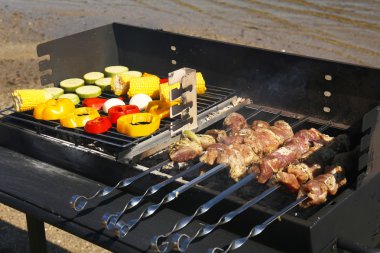 Şiş ve vegetableq Barbekü Izgara, yakın çekim