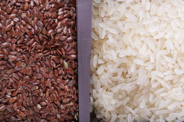 Keten tohumu ve kabuğu çıkarılmış tane tahta kutu closeup içinde