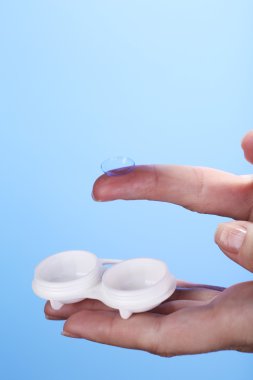 Kontakt lensler, içeren kapsayıcı tutan kadın yakın çekim