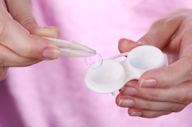 Kontakt lensler, içeren kapsayıcı tutan kadın yakın çekim