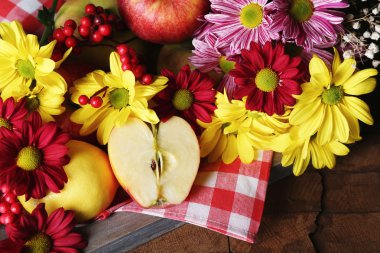 Kasımpatı ve ahşap arka plan üzerinde meyve kompozisyonu