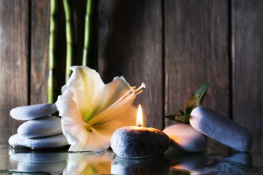Spa ayna yüzeyi ahşap duvar arka plan olarak ayarla