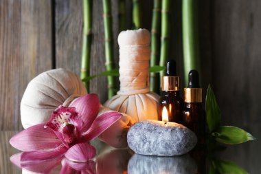 Spa ayna yüzeyi ahşap duvar arka plan olarak ayarla