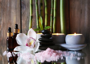 Spa ayna yüzeyi ahşap duvar arka plan olarak ayarla