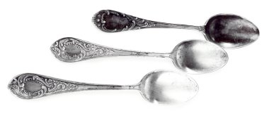 Üç çay kaşığı beyaz izole