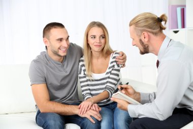 Aile psikologu resepsiyonunda sorunları olan genç bir çift.