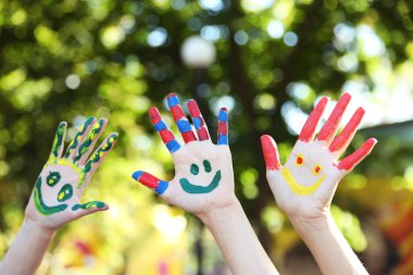 Gülümseyen renkli el