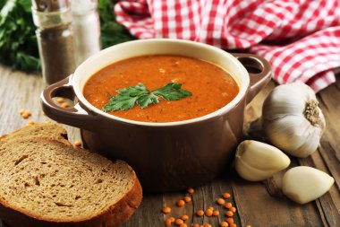 Tablo yakın çekim üzerinde krem lezzetli Mercimek çorba