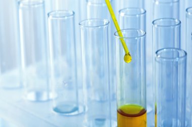 gri arka plan üzerinde test tüpleri