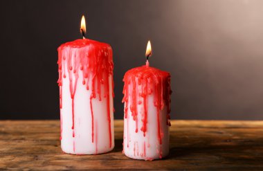 Cadılar Bayramı için kanlı mumlar