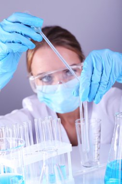 Laboratuvarda tıbbi test yapmak laboratuvar asistanı