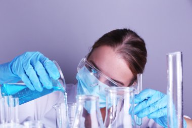 Laboratuvarda tıbbi test yapmak laboratuvar asistanı