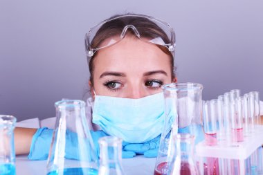 Laboratuvarda tıbbi test yapmak laboratuvar asistanı