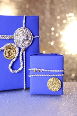 Tablo parlak zemin üzerine mavi hediye kutuları