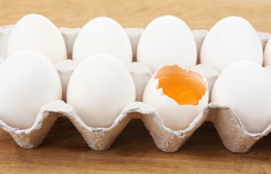 Ahşap masa yakın çekim üzerinde yumurta