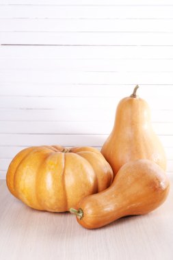 Tahta masadaki balkabakları