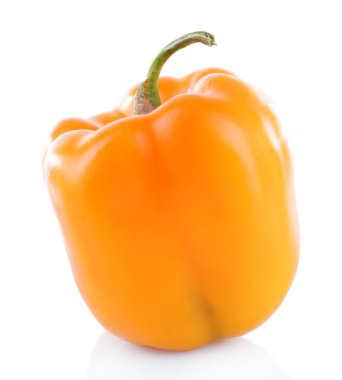 Sarı biber beyaz üzerine izole edilmiş.