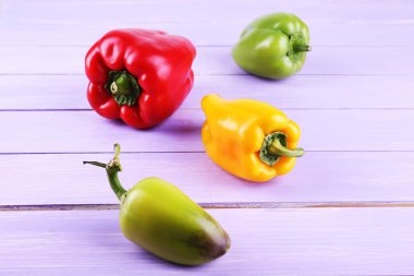 ahşap zemin üzerine biber