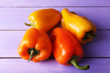 ahşap zemin üzerine biber