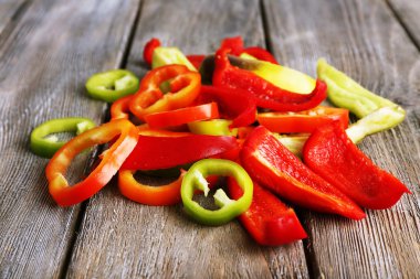 Renkli dilimlenmiş biber