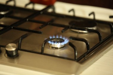 Gaz yakıcı alev ile