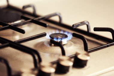 Gaz yakıcı alev ile