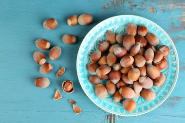 Mavi plaka üzerinde fındık