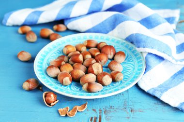 Mavi plaka üzerinde fındık