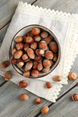 Ahşap arka plan üzerinde kase fındık