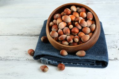 Peçete üzerinde plaka üzerinde fındık