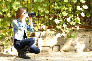 Güzel genç fotoğraf fotoğraf çekmek açık havada park