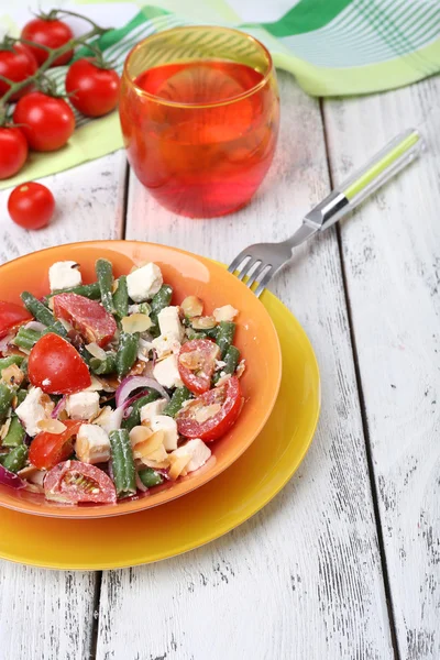 Desayuno fresco con ensalada de verduras servida sobre la mesa — Foto de Stock