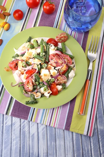 Colazione fresca a base di insalata di verdure servita in tavola — Foto Stock